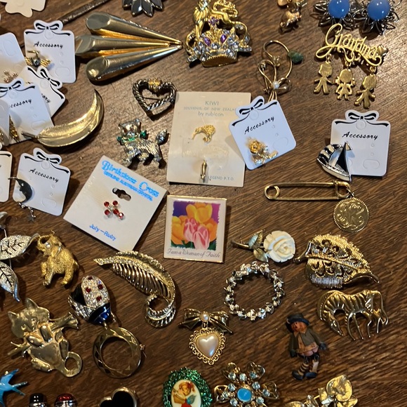 Big lot of 92 assorted vintage estate sale pins, I am selling all my jewelry! - Picture 4 of 10